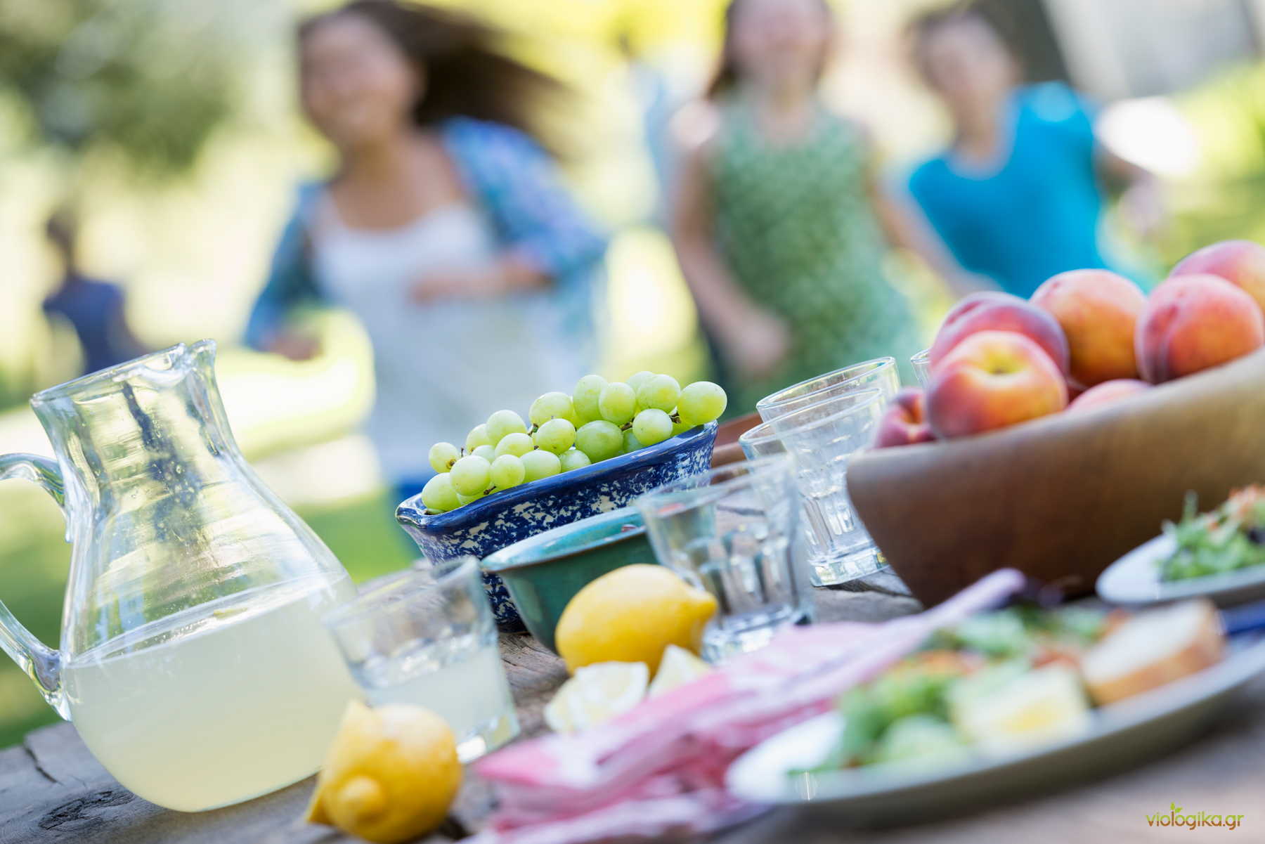 Διατροφή Στις Καλοκαιρινές Διακοπές Με Φρέσκα Φρούτα Και Χυμούς